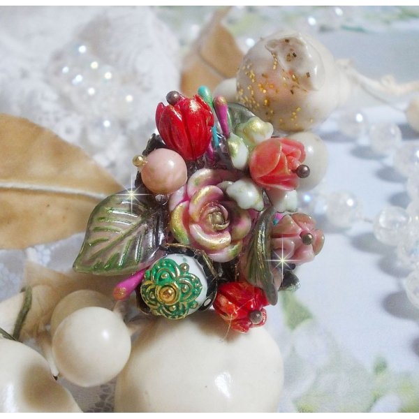 Bague Lisi&egrave;re de For&ecirc;t Fleurie, un bouquet tout en force avec ces fleurs en verre, c&eacute;ramique, &eacute;poxy, lucites et feuilles peintes &agrave; la main, cristaux, la nature est si belle !