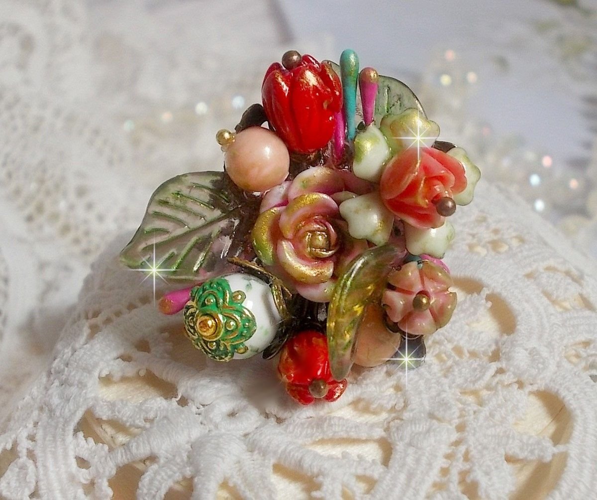 Bague Lisière de Forêt Fleurie, un bouquet tout en force avec ces fleurs en verre, céramique, époxy, lucites et feuilles peintes à la main, cristaux, la nature est si belle !