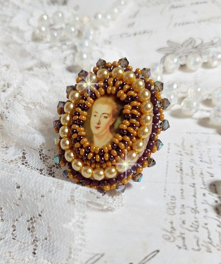 Ring Mme de Pompadour embroidered with pearly pearls, Swarovski crystal, a very beautiful seduction