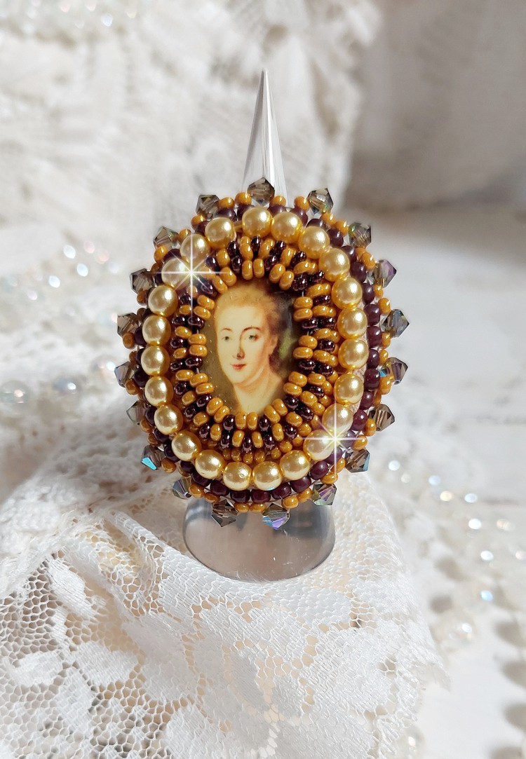 Ring Mme de Pompadour embroidered with pearly pearls, Swarovski crystal, a very beautiful seduction