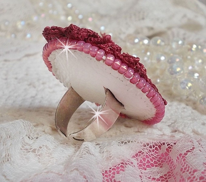 Bague Magnolia brod&eacute;e avec une dentelle bordeaux, un cabochon facett&eacute; Rose et des perles nacr&eacute;es