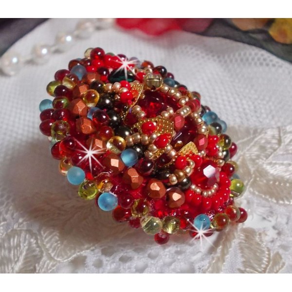 Mia ring embroidered with a cabochon Baroque Vintage Asian ruby and very fine pearls.