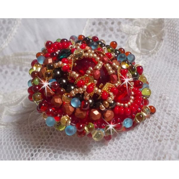 Mia ring embroidered with a cabochon Baroque Vintage Asian ruby and very fine pearls.