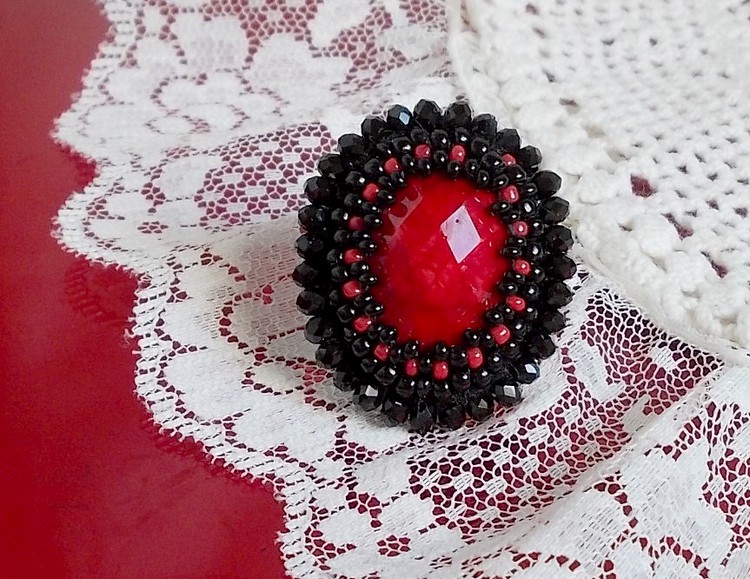 Midnight in Paris ring embroidered with a red faceted cabochon and black round beads