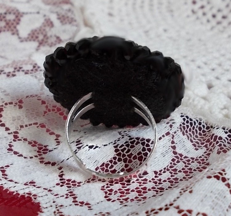 Midnight in Paris ring embroidered with a red faceted cabochon and black round beads