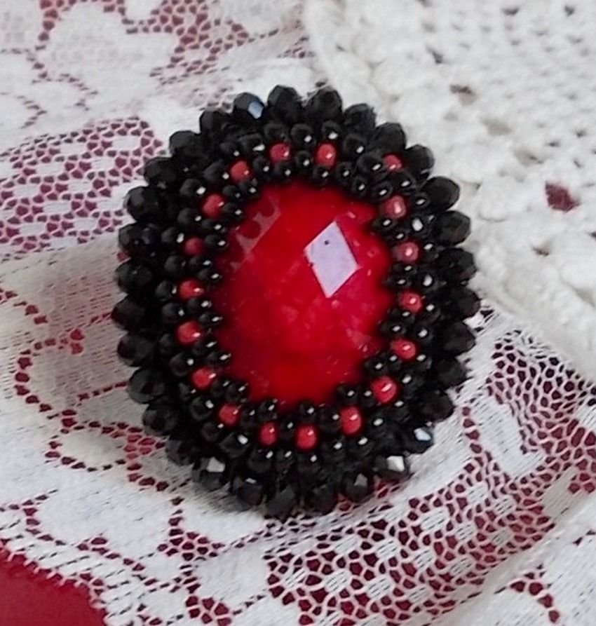 Midnight in Paris ring embroidered with a red faceted cabochon and black round beads