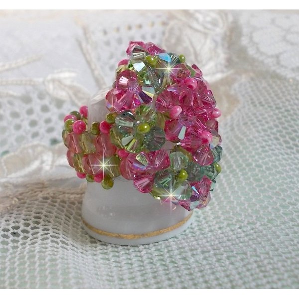 Miss Lady ring with facets and spinning tops in Swarovski crystal