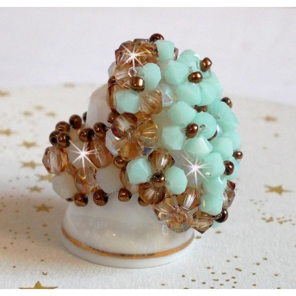 Water lily ring with facets and spinning tops in Swarovski crystal