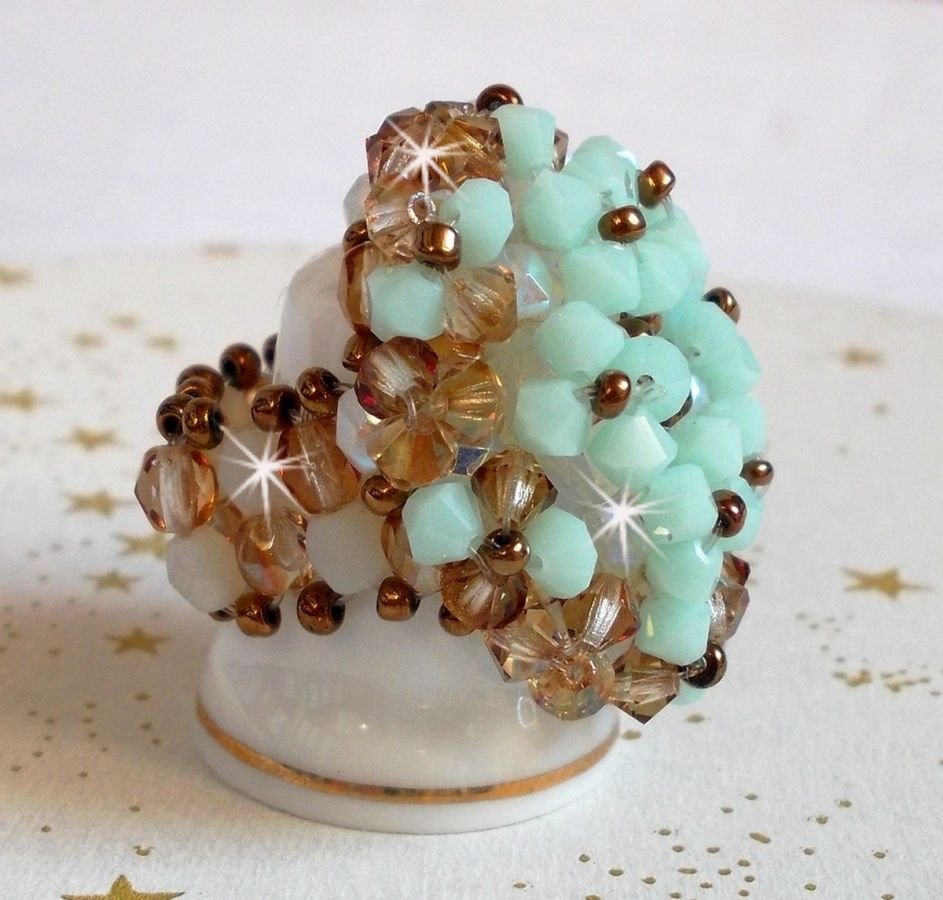 Water lily ring with facets and spinning tops in Swarovski crystal