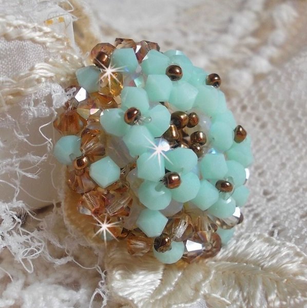 Water lily ring with facets and spinning tops in Swarovski crystal