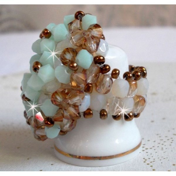 Water lily ring with facets and spinning tops in Swarovski crystal