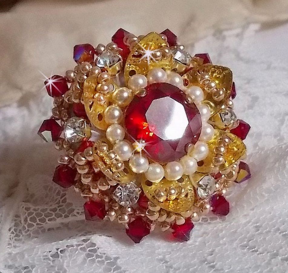 Ring L'Oiseau des Iles Rouge Doré embroidered with pearly pearls, Swarovski crystals, a beautiful flower print and seed beads.