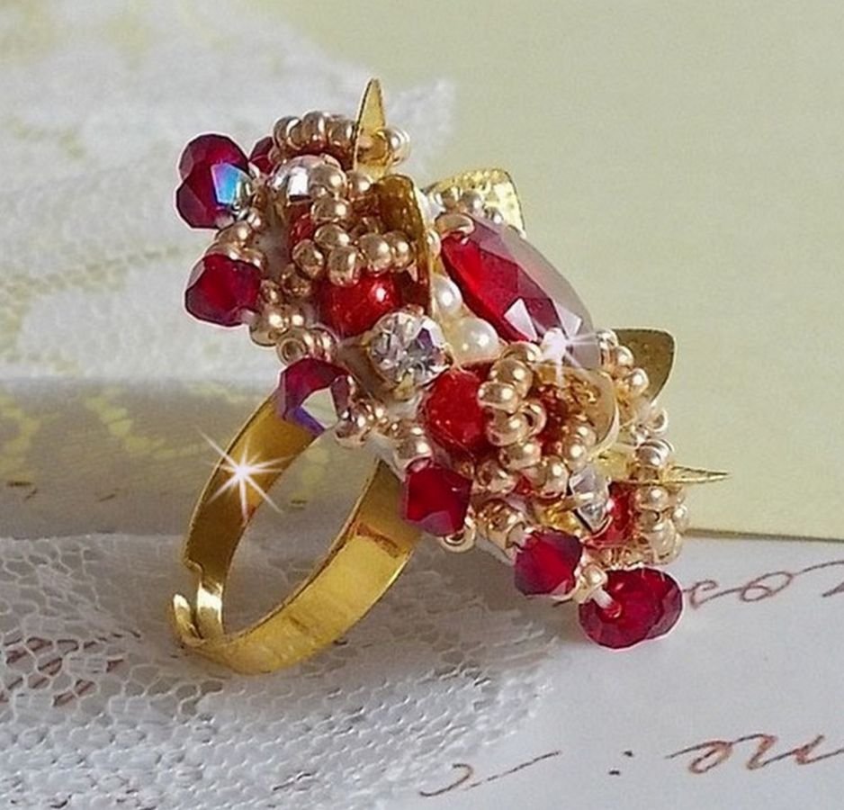 Ring L'Oiseau des Iles Rouge Doré embroidered with pearly pearls, Swarovski crystals, a beautiful flower print and seed beads.