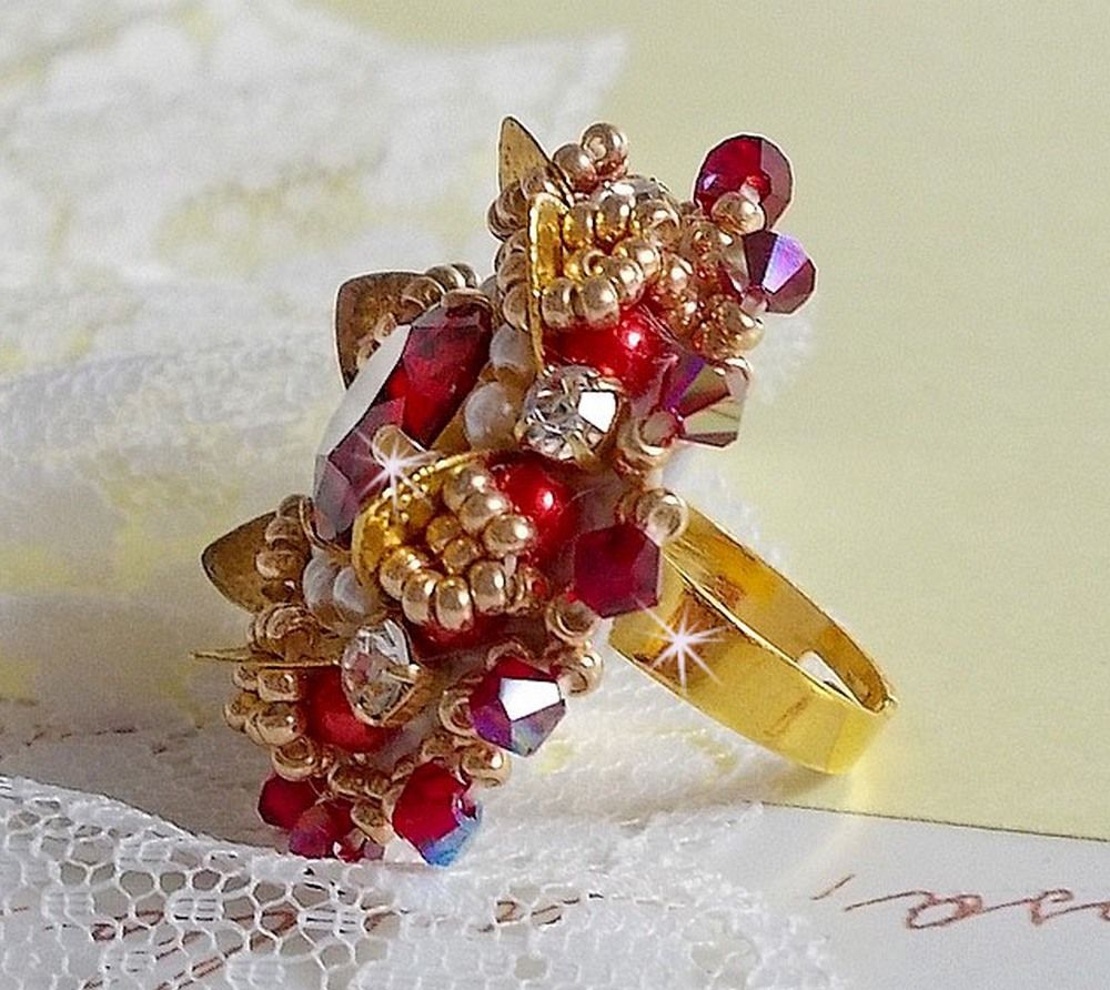 Ring L'Oiseau des Iles Rouge Doré embroidered with pearly pearls, Swarovski crystals, a beautiful flower print and seed beads.