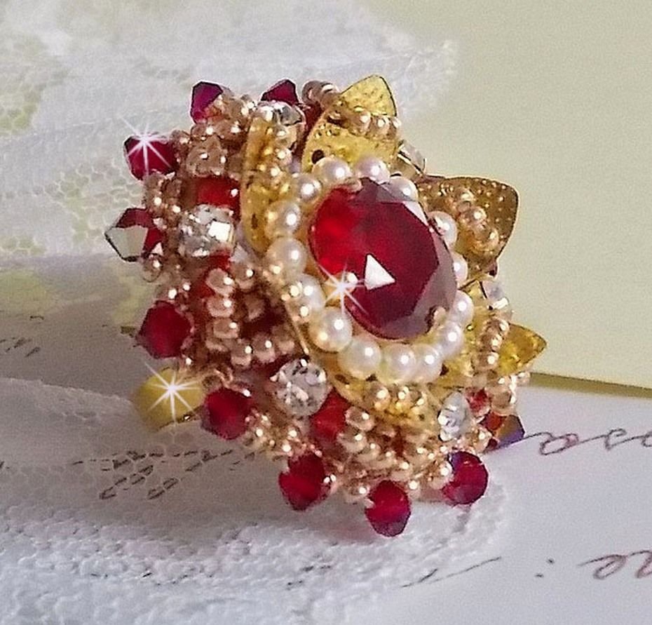 Ring L'Oiseau des Iles Rouge Doré embroidered with pearly pearls, Swarovski crystals, a beautiful flower print and seed beads.