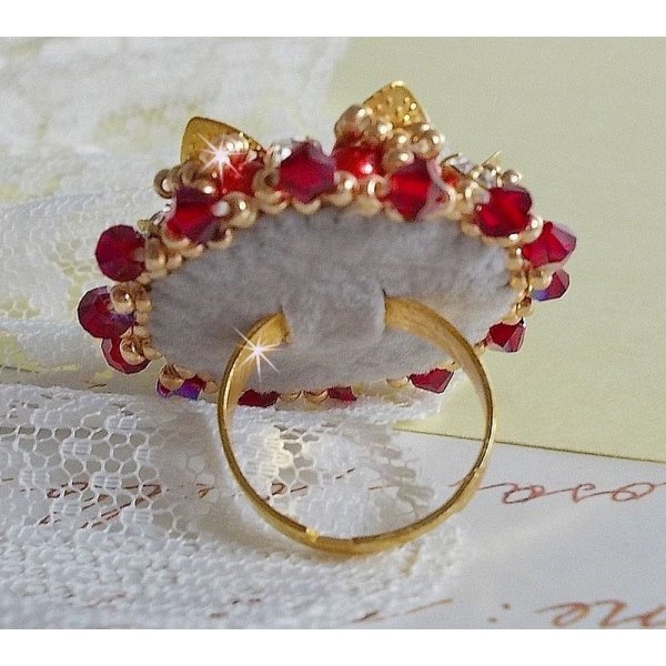 Ring L'Oiseau des Iles Rouge Dor&eacute; embroidered with pearly pearls, Swarovski crystals, a beautiful flower print and seed beads.