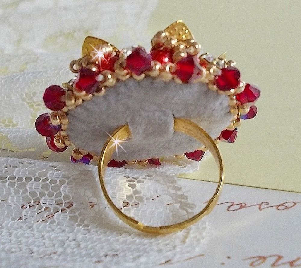 Ring L'Oiseau des Iles Rouge Doré embroidered with pearly pearls, Swarovski crystals, a beautiful flower print and seed beads.