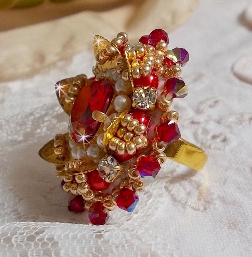 Ring L'Oiseau des Iles Rouge Doré embroidered with pearly pearls, Swarovski crystals, a beautiful flower print and seed beads.