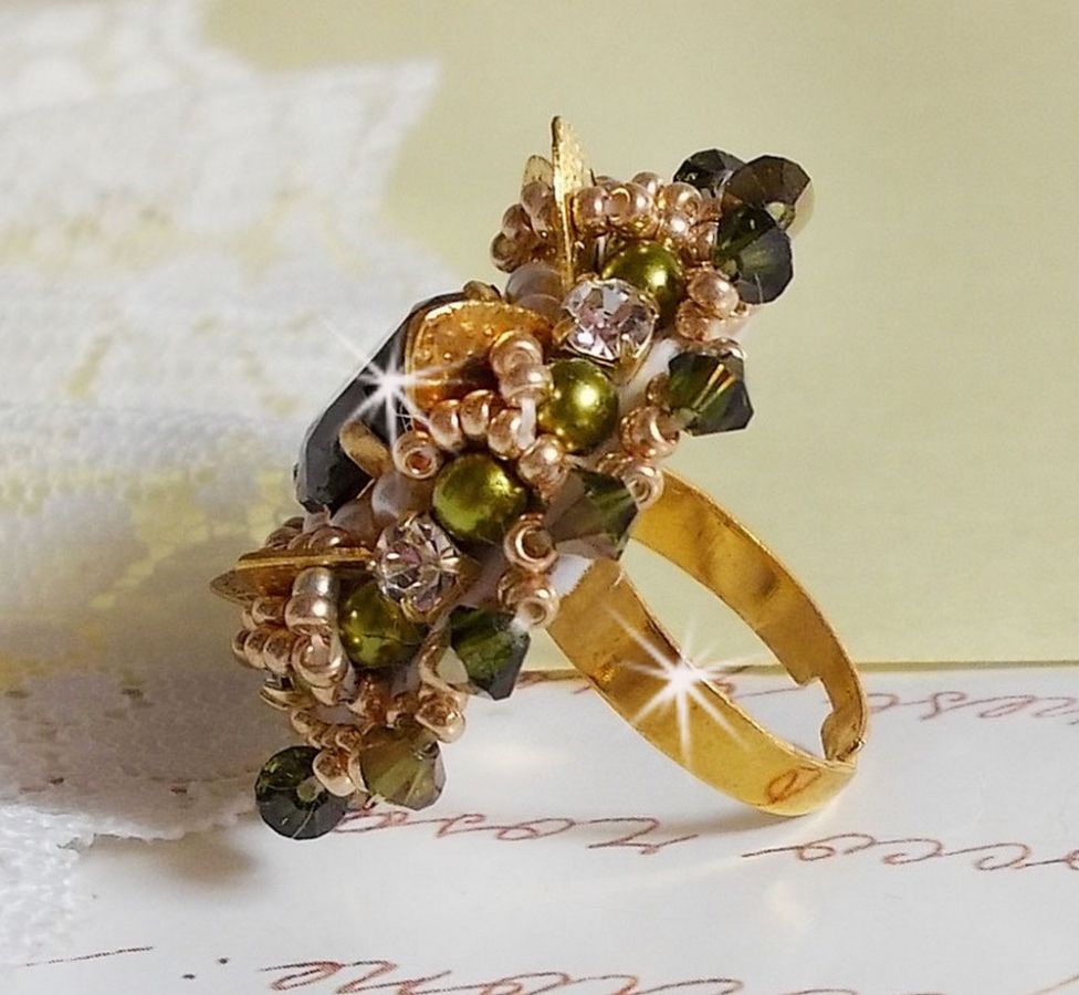 Ring L'Oiseau des Iles Green Gold embroidered with Swarovski crystals, chatons, pearls and seed beads