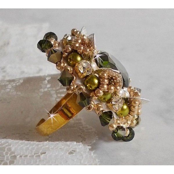 Ring L'Oiseau des Iles Green Silver embroidered with pearls, Swarovski crystals and seed beads
