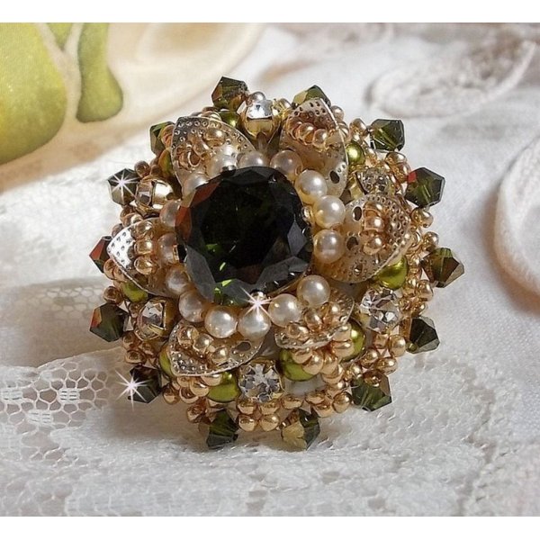 Ring L'Oiseau des Iles Green Silver embroidered with pearls, Swarovski crystals and seed beads