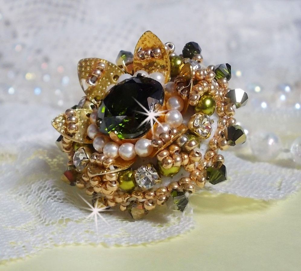 Ring L'Oiseau des Iles Green Gold embroidered with Swarovski crystals, chatons, pearls and seed beads