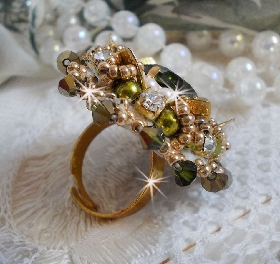 Ring L'Oiseau des Iles Green Gold embroidered with Swarovski crystals, chatons, pearls and seed beads