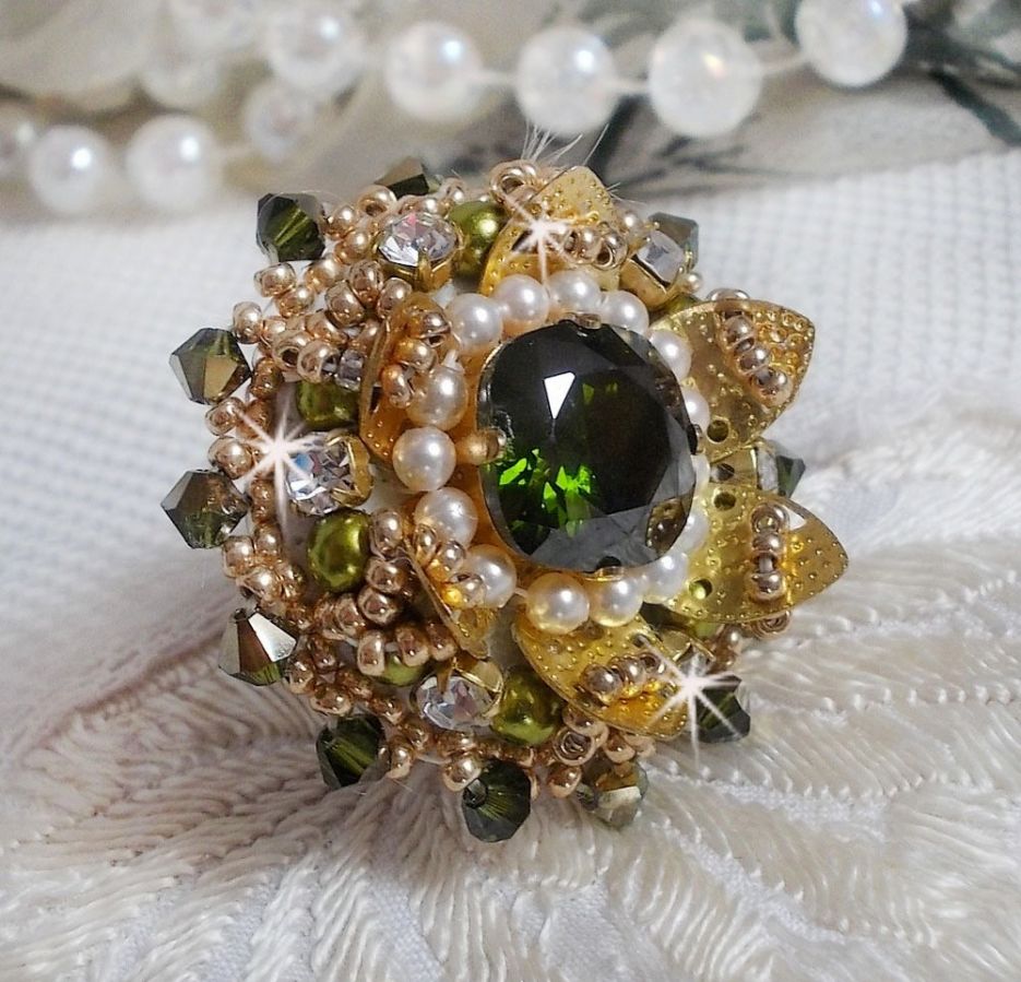 Ring L'Oiseau des Iles Green Gold embroidered with Swarovski crystals, chatons, pearls and seed beads