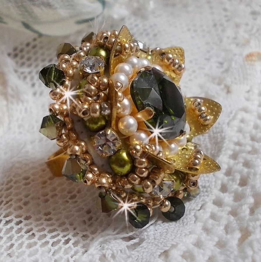 Ring L'Oiseau des Iles Green Gold embroidered with Swarovski crystals, chatons, pearls and seed beads