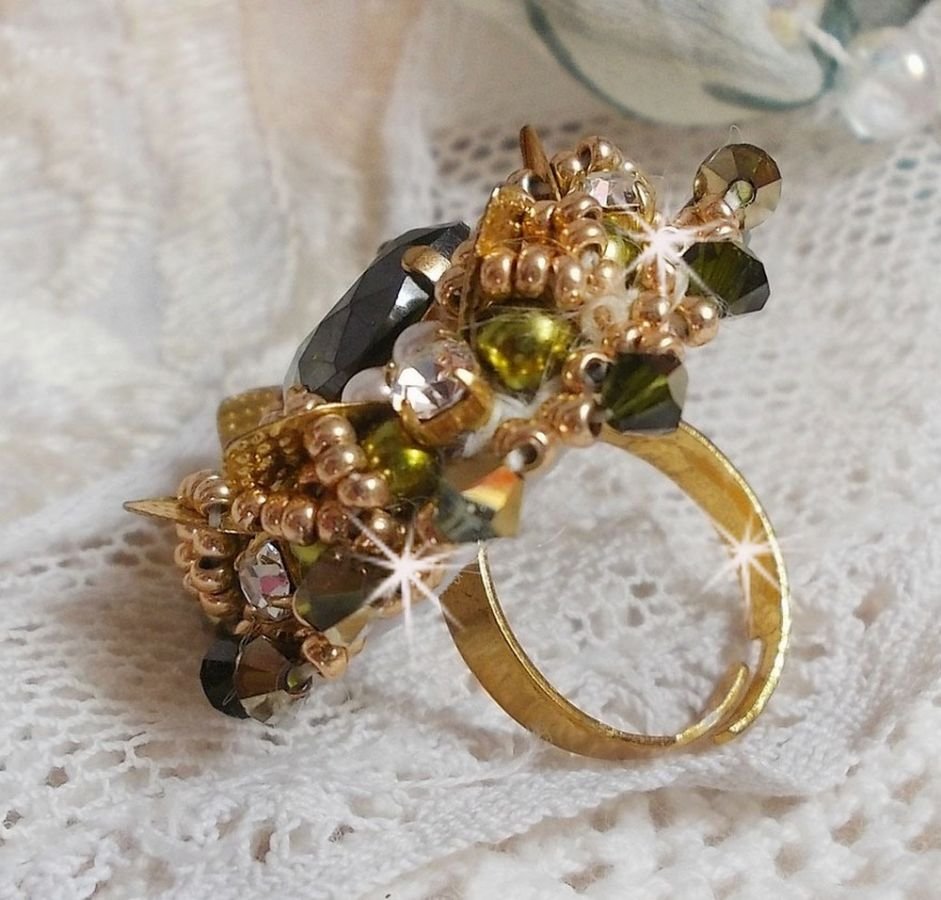 Ring L'Oiseau des Iles Green Gold embroidered with Swarovski crystals, chatons, pearls and seed beads