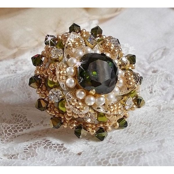Ring L'Oiseau des Iles Green Silver embroidered with pearls, Swarovski crystals and seed beads