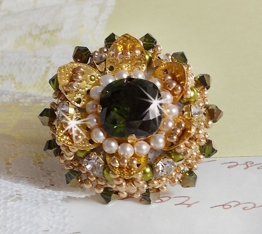 Ring L'Oiseau des Iles Green Gold embroidered with Swarovski crystals, chatons, pearls and seed beads