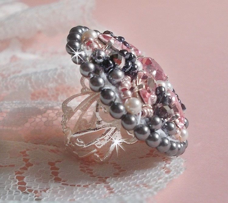 Bague Pampilles Rose et Grise avec des navettes et perles nacrées en cristal de Swarovski