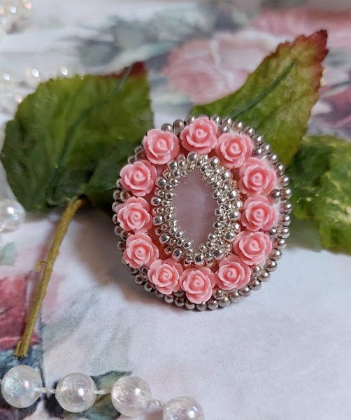 Parisian Roses ring embroidered with a Quartz cabochon adorned with resin roses and rocailles