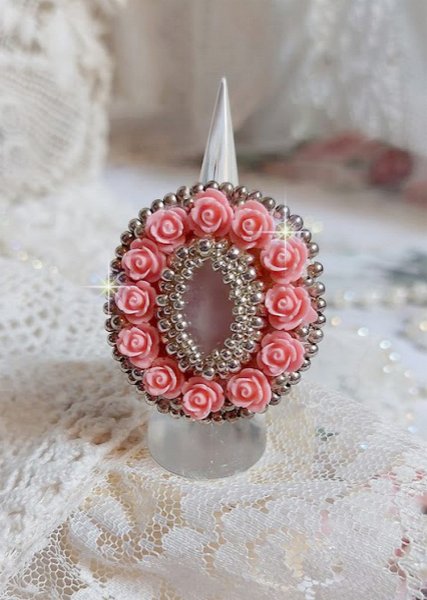 Parisian Roses ring embroidered with a Quartz cabochon adorned with resin roses and rocailles