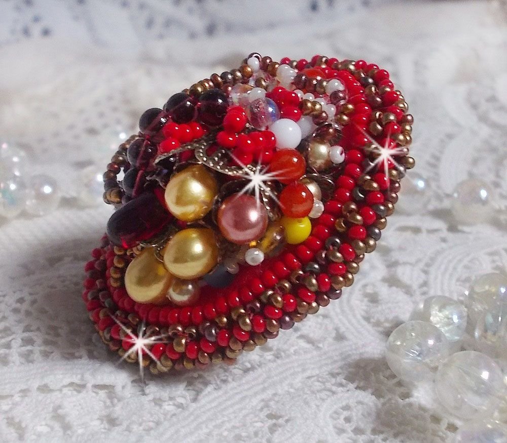 Bague Printemps Coloré brodée avec des Cristaux de Swarovski, des perles rondes nacrées, un cône filigranée et des rocailles