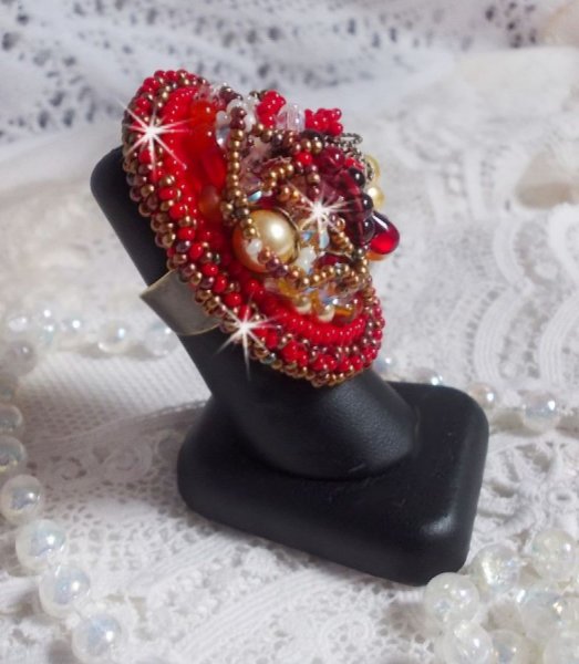 Bague Printemps Color&eacute; brod&eacute;e avec des Cristaux de Swarovski, des perles rondes nacr&eacute;es, un c&ocirc;ne filigran&eacute;e et des rocailles