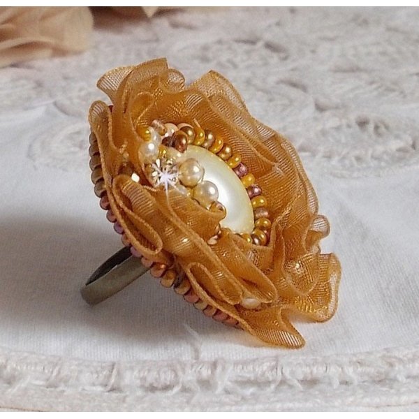 Reflets de Ros&eacute;e ring embroidered with pearly pearls and a Fauve colored organza ribbon