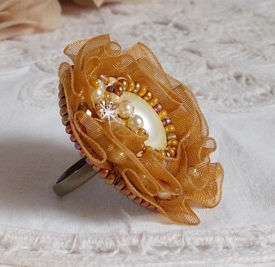 Reflets de Rosée ring embroidered with pearly pearls and a Fauve colored organza ribbon