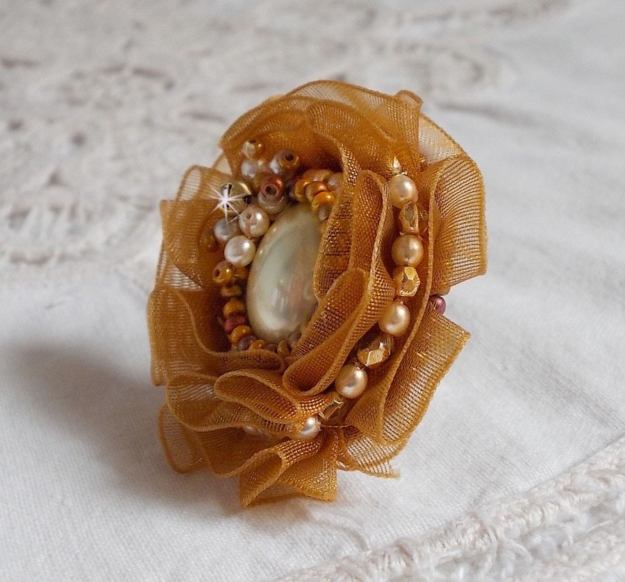 Reflets de Rosée ring embroidered with pearly pearls and a Fauve colored organza ribbon