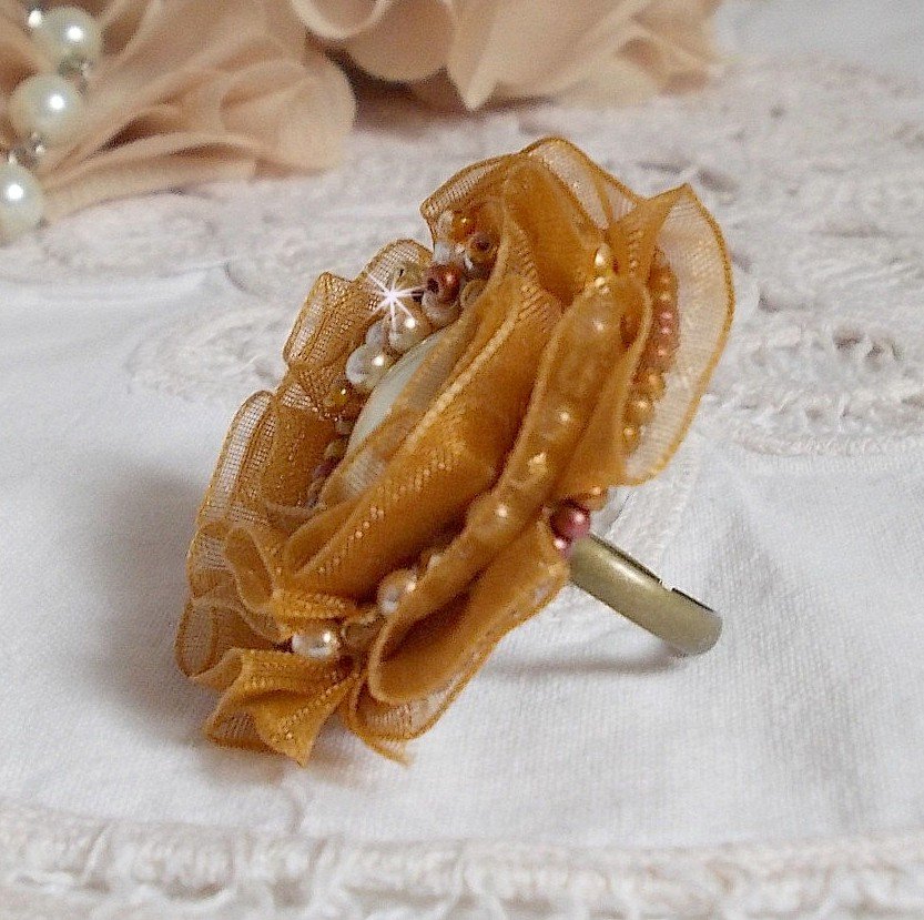 Reflets de Rosée ring embroidered with pearly pearls and a Fauve colored organza ribbon