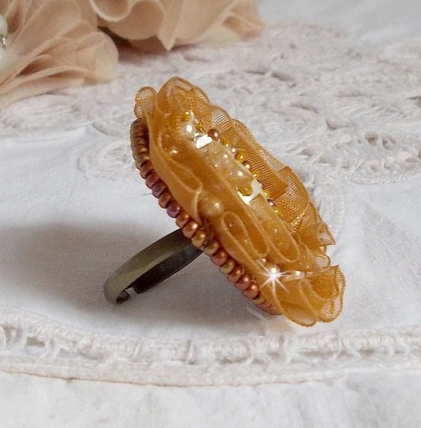 Reflets de Ros&eacute;e ring embroidered with pearly pearls and a Fauve colored organza ribbon