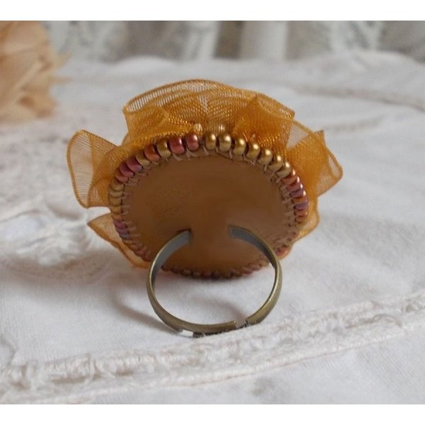 Reflets de Ros&eacute;e ring embroidered with pearly pearls and a Fauve colored organza ribbon