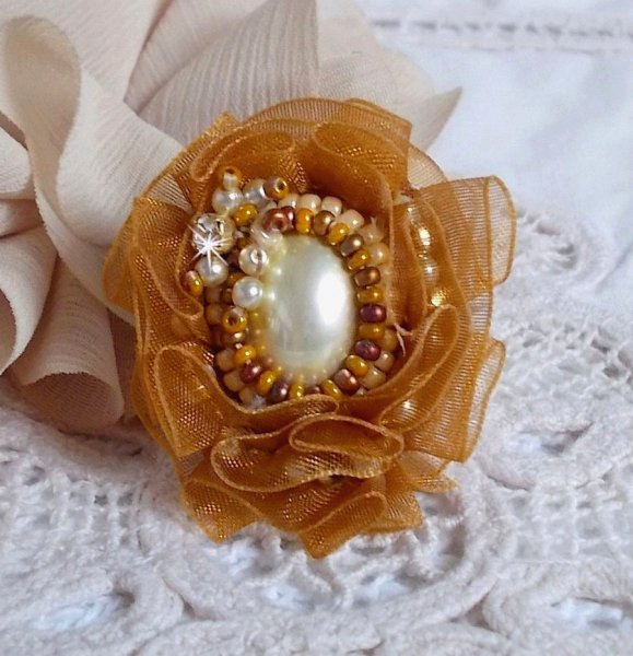 Reflets de Ros&eacute;e ring embroidered with pearly pearls and a Fauve colored organza ribbon
