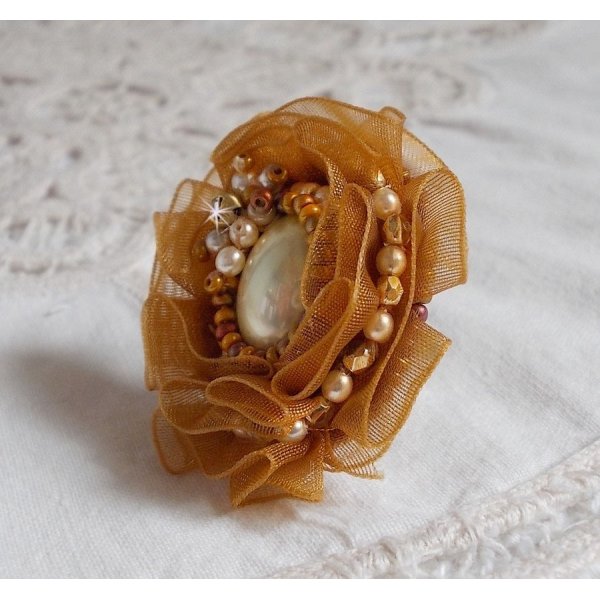 Reflets de Ros&eacute;e ring embroidered with pearly pearls and a Fauve colored organza ribbon