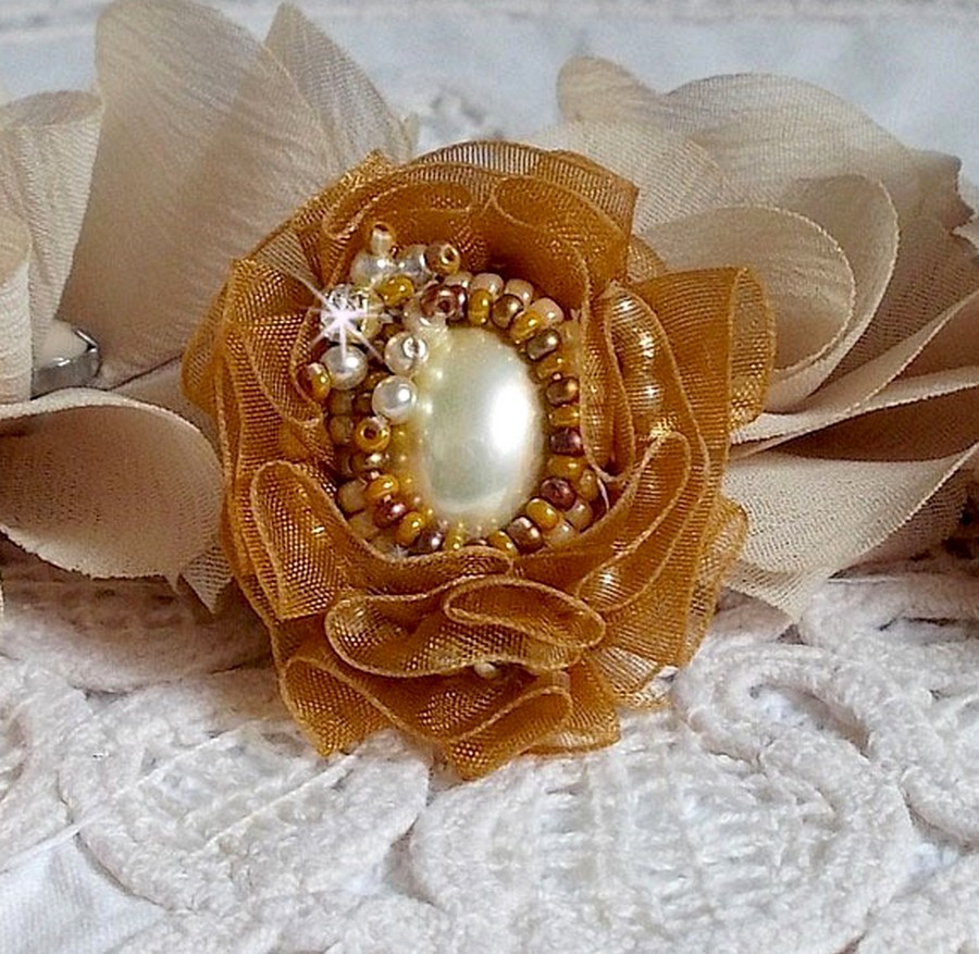 Reflets de Rosée ring embroidered with pearly pearls and a Fauve colored organza ribbon