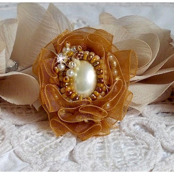 Reflets de Ros&eacute;e ring embroidered with pearly pearls and a Fauve colored organza ribbon