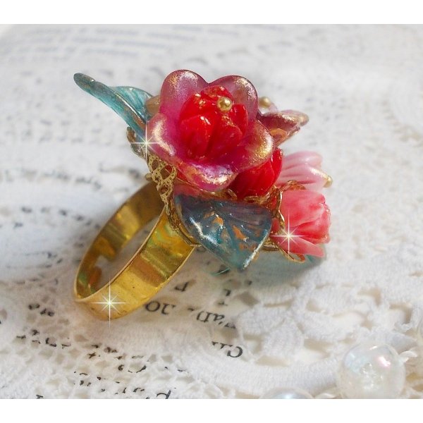 Bague Roseraie Proven&ccedil;ale cr&eacute;&eacute;e avec des toupies de Swarovski, des perles en r&eacute;sine, acrylique, verre et accessoires en laiton dor&eacute;