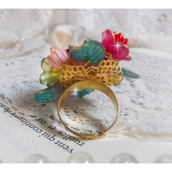 Bague Roseraie Proven&ccedil;ale cr&eacute;&eacute;e avec des toupies de Swarovski, des perles en r&eacute;sine, acrylique, verre et accessoires en laiton dor&eacute;