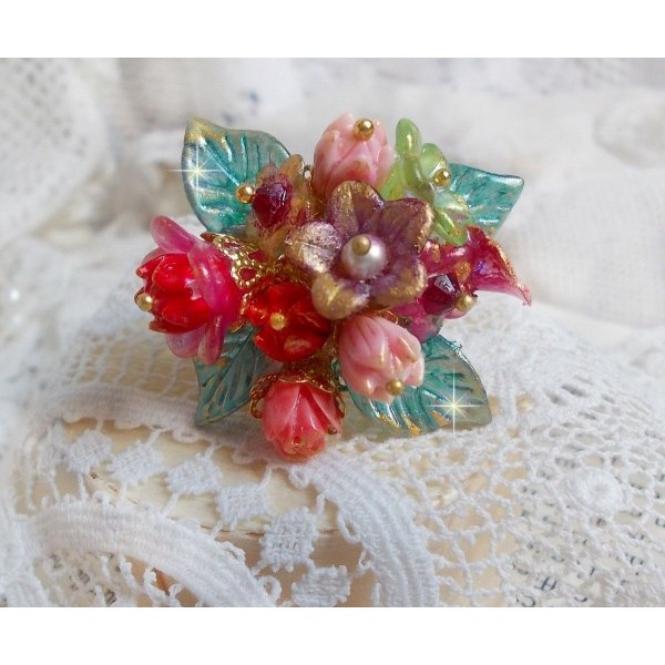 Bague Roseraie Proven&ccedil;ale cr&eacute;&eacute;e avec des toupies de Swarovski, des perles en r&eacute;sine, acrylique, verre et accessoires en laiton dor&eacute;